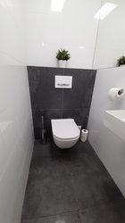 Toaleta s dlažbou Beton