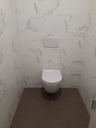 Toaleta v dekoru mramoru ADONIS