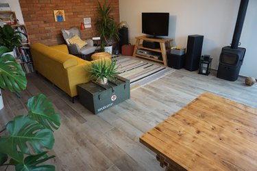 Obývací pokoj s dlažbou Wood Relive