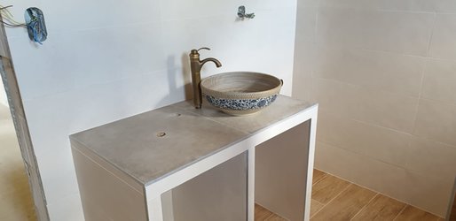Koupelna s kombinací bílé MEDLEY, dřeva NAU a betonu IL CASALE