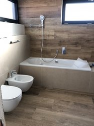 Realizace koupelny imitace dřeva