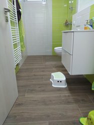 Malá koupelna s podlahou v dekoru dřeva LIFE