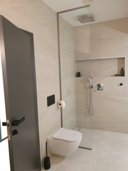 Světlá koupelna s dlažbou CONCRETE a obklady STOCKHOLM