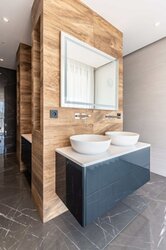 Designová koupelna s podlahou CANOVA a ostrůvkem v imitaci dřeva CHALET
