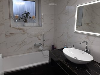 Černobílá koupelna v imitaci mramoru CANOVA