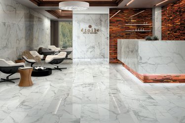 Hotelové Spa s dlažbou v imitaci marmoru