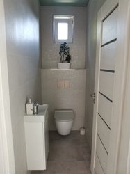 Toaleta s obklady BRUSH