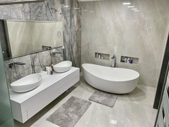Luxusní koupelna s velkoformáty v dekoru mramoru COSMOPOLITAN
