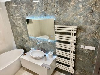 Úžasná koupelna s velkoformáty v dekoru mramoru COSMOPOLITAN