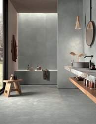 Šedá koupelna v imitaci cementové stěrky Clay Delight