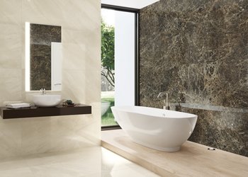 Koupelna s dlažbou v imitaci dřeva Priorato Alerce