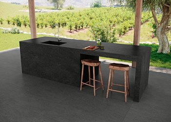 Kuchyně s dlažbou v imitaci kamene Basaltin Athracite