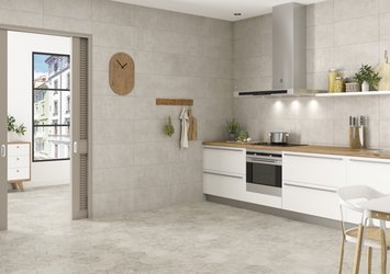 Šedá kuchyně v imitaci cementu s obkladem Brera Gris a dlažbou Varese Gris Base+ Varese Gris Deco