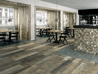 Restaurace s dlažbou a obklady v imitaci dřeva v kombinaci CAVA VERDEJO+CAVA BOBAL+CAVA RIBEIRO+ANTICA NEGRO+RESERVA BOBAL