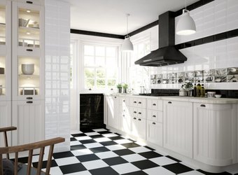Černobílá kuchyně s dlažbou PRIMARY (white/black) a obklady METRO (white/black)