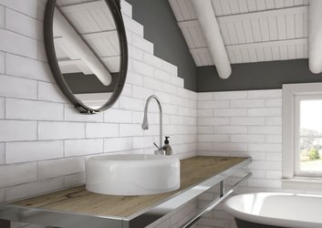 Podkrovní koupelna se sérií COLONIAL (white mate)