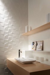 Bílá koupelna s 3D obklady NEUTRAL