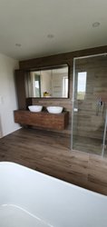 Koupelna se serií v imitaci dřeva North Cape