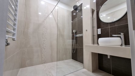 Koupelna se serií v imitaci mramoru Jewels