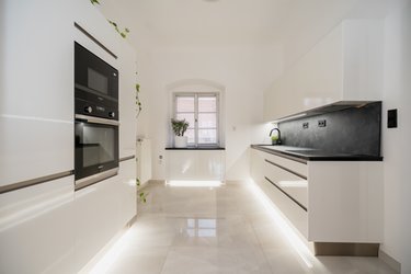 Kuchyň s velkoformátovou dlažbou v imitaci mramoru Crystal white