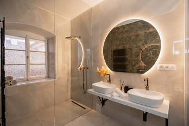 Koupelna s velkoformátovými obklady a dlažbou Cosmopolitan
