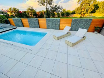 Venkovní dlažba kolem bazénu v imitaci kamene Discover Sun