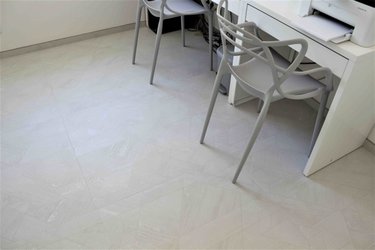 Designová dlažba v interiéru Versace Eterno