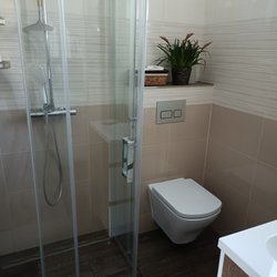 Béžovo bílá koupelna s  dlažbou v imitaci dřeva Travel+ obklady i dekor Unique