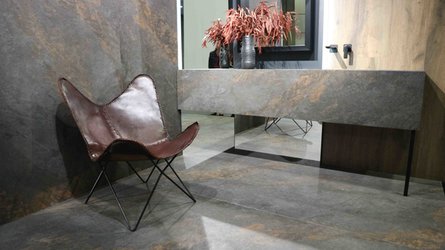 Koupelna se serií v dekoru kamene od výrobce Cerrad - Veletrh Cersaie 2022