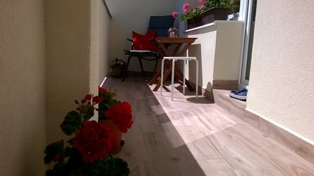 Balkon s dlažbou v imitaci dřeva Life