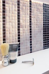 Bílo-černá mozaika Shade v koupelně