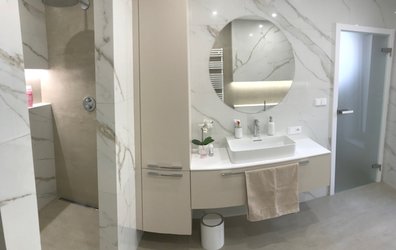 Elegantní koupelna s obklady v imitaci betonu a mramoru