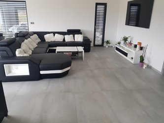 Obývací pokoj s šedou dlažbou v imitaci betonu Lemmy