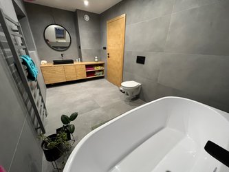 Koupelna s obkladem a dlažbou v imitaci cementu Clay