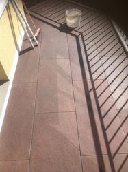 Balkon s 2 cm keramickou dlažbou v imitaci betonové stěrky