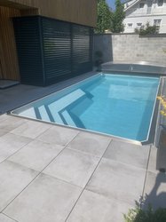 Venkovní 2cm keramická dlažba v imitaci cementu kolem bazénu Art T20