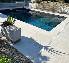 Venkovní 2 cm dlažba v deisgnu kamene Stonequartz na terase a kolem bazénu včetně tvarovek