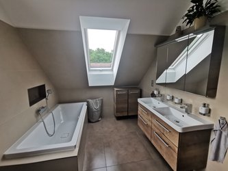Koupelna s obklady a dlažbou Colovers v hnědé a krémové barvě