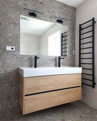 Moderní koupelna s obklady a dlažbou v imitaci kamene Norr a betonu Art