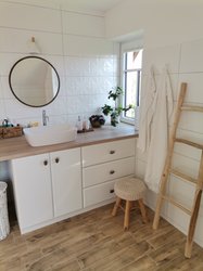 Koupelna s bílými obklady Polar a dlažbou v designu dřeva Picasso