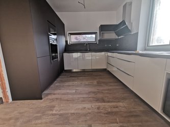 Moderní černobílá kuchyň s keramickou dlažbou v designu dřeva