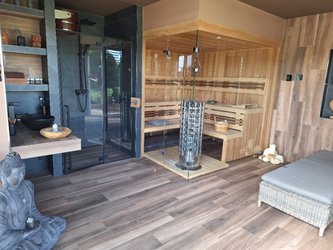 Stylová koupelna / wellness s obkladem v imitaci kamene Hurricane a dlažbou v designu dřeva Cottage