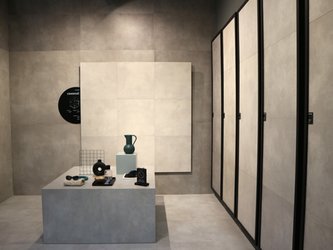Keramický obklad a dlažba v designu betonu - inspirace z veletrhu Cersaie 2023