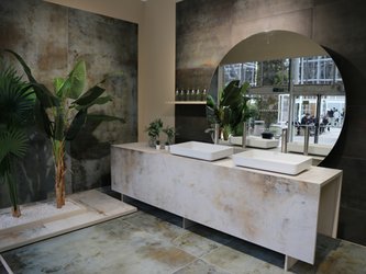 Koupelna s obklady a dlažbou v moderní imitaci kovu- inspirace z veletrhu Cersaie 2023