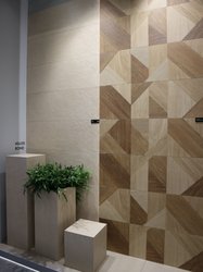 Keramické obklady v imitaci kamene s dekorem v imitaci dřeva - inspirace z veletrhu Cersaie 2023