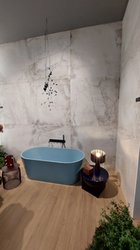 Koupelna s obklady v imitaci kamene a dlažba v designu dřeva - inspirace z veletrhu Cersaie 2023