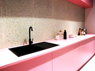 Růžová kuchyň s barevnými obklady v imitaci kamene - inspirace z veletrhu Cersaie 2023