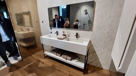 Inspirace z veletrhu Cersaie 2023 - koupelna s obklady a dlažbou v imitaci dřeva, kamene a se zlatou mozaikou