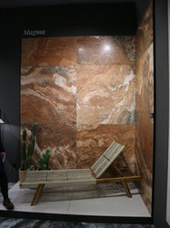 Inspirace z veletrhu Cersaie 2023 - keramické obklady v imitaci kamene