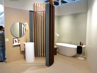Inspirace z veletrhu Cersaie 2023 - koupelna s obklady a dlažbou v barevné imitaci betonu